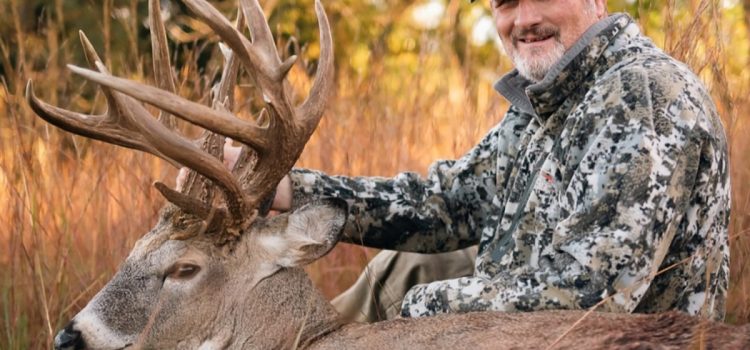 « Ses bois ont atteint 40 pouces. » Kansas Hunter Arrows Buck atypique massif "Ses bois ont atteint 40 pouces." Kansas Hunter Arrows Buck atypique massif