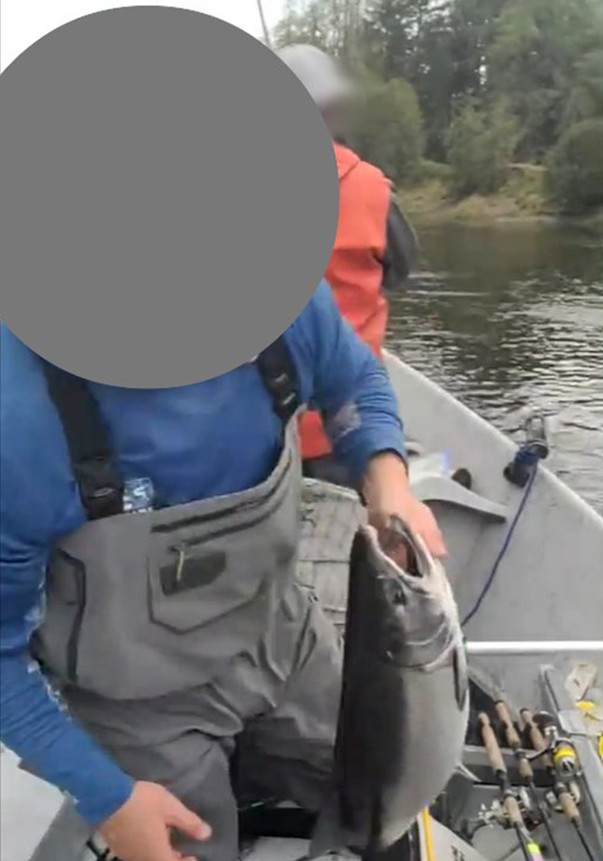 [Titre du site] Ces pêcheurs de saumon viennent de démontrer la manière la plus stupide d'obtenir un ticket