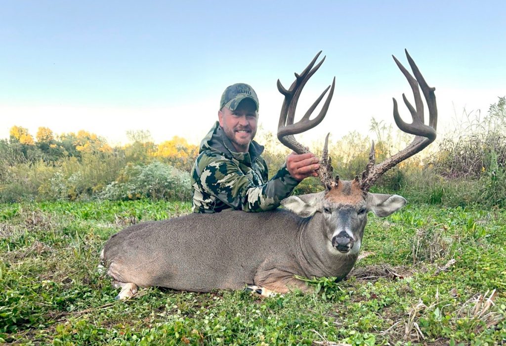 Kentucky Hunter a marqué cet énorme mâle après avoir reçu une photo d'une caméra cellulaire et avoir conduit toute la nuit