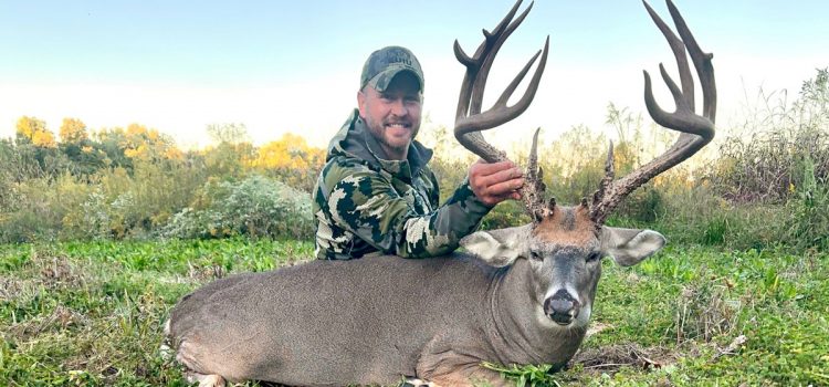 Kentucky Hunter a marqué cet énorme mâle après avoir reçu une photo d’une caméra cellulaire et avoir conduit toute la nuit Kentucky Hunter a marqué cet énorme mâle après avoir reçu une photo d'une caméra cellulaire et avoir conduit toute la nuit