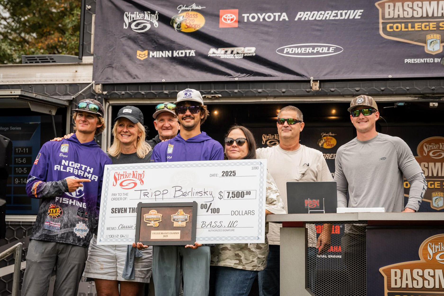 [Titre du site] Le meilleur pêcheur du collège de 2025 vient de donner chaque centime de ses gains en espèces à cette bonne cause