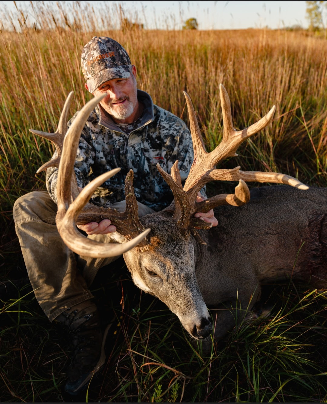 [Titre du site] "Ses bois ont atteint 40 pouces." Kansas Hunter Arrows Buck atypique massif