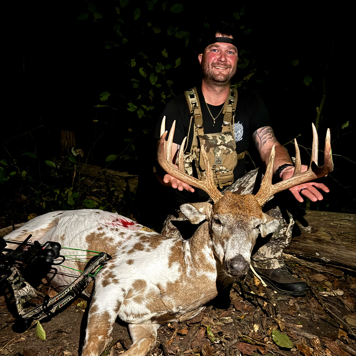 [Titre du site] « Tout comme sur des roulettes. » Ohio Bowhunter étiquette un rare mâle pie qu'il voyait sur les caméras de surveillance depuis des années