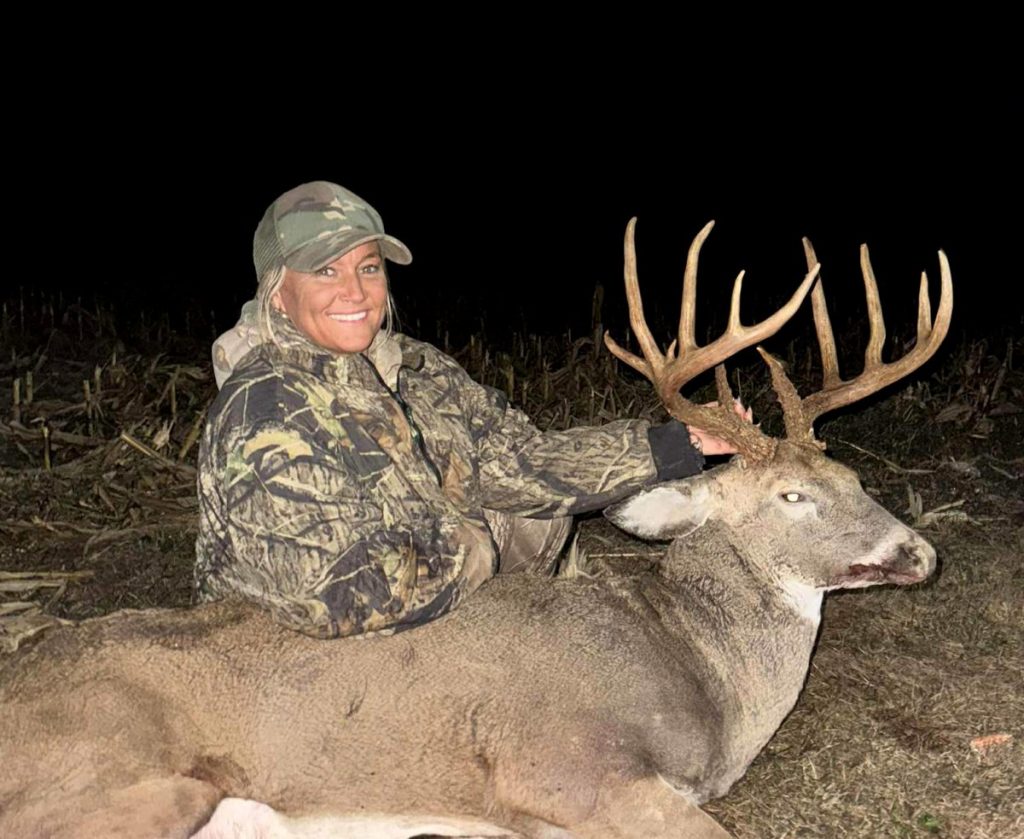 Indiana Hunter marque un Dandy 12-Pointer, puis transporte le mâle dans un canoë