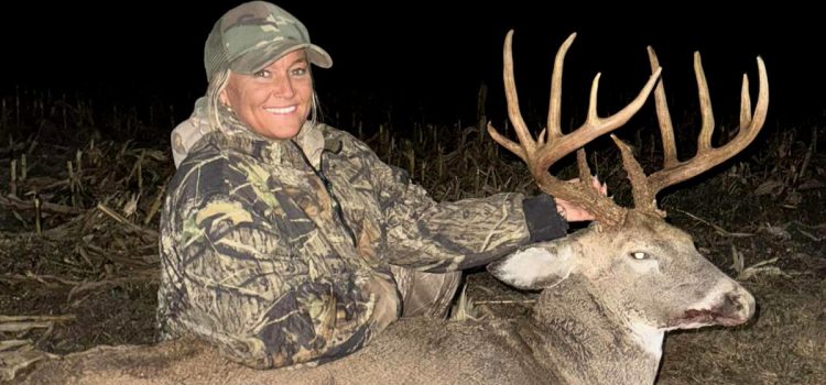 Indiana Hunter marque un Dandy 12-Pointer, puis transporte le mâle dans un canoë
