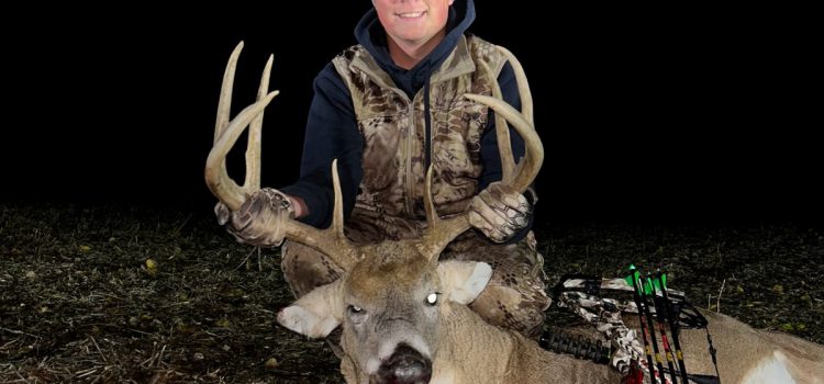 Bowhunter marque son mâle cible après l’avoir regardé pendant 6 ans sur des caméras de chasse Bowhunter marque son mâle cible après l'avoir regardé pendant 6 ans sur des caméras de chasse