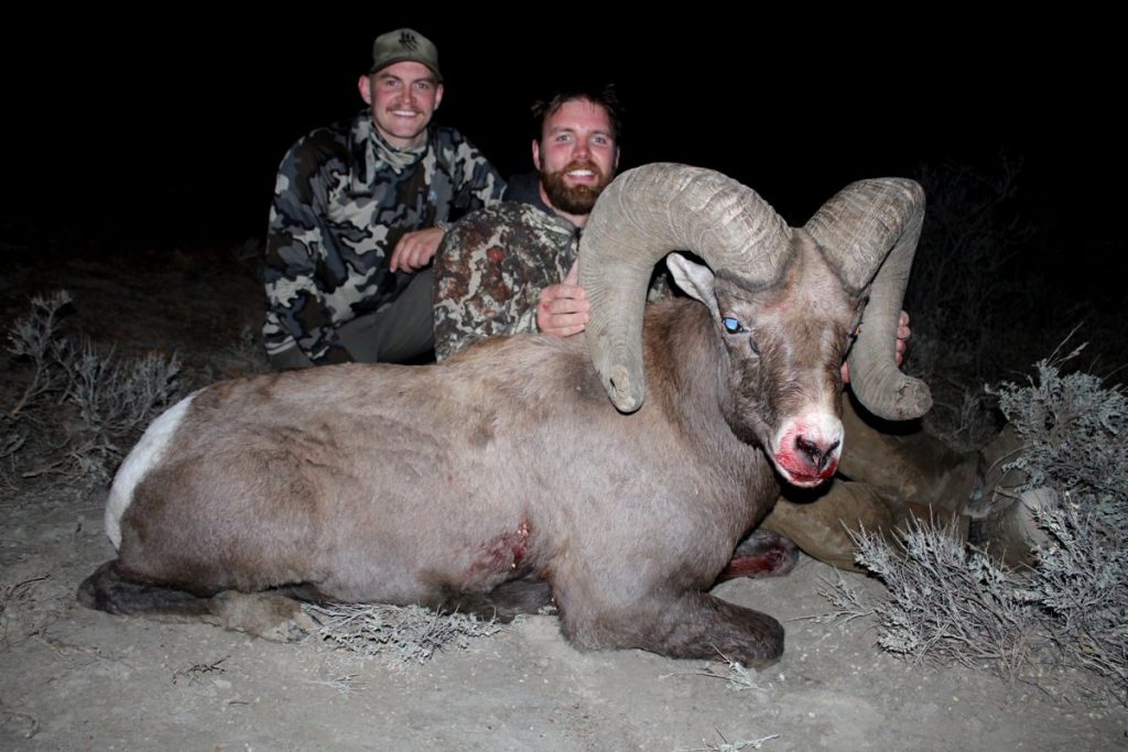 Un chasseur du Dakota du Nord étiquette le record en attente de Bighorn avec le détenteur actuel du record à ses côtés