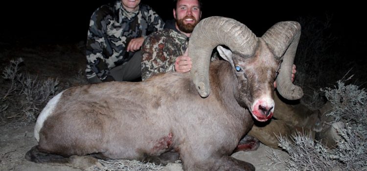 Un chasseur du Dakota du Nord étiquette le record en attente de Bighorn avec le détenteur actuel du record à ses côtés Un chasseur du Dakota du Nord étiquette le record en attente de Bighorn avec le détenteur actuel du record à ses côtés
