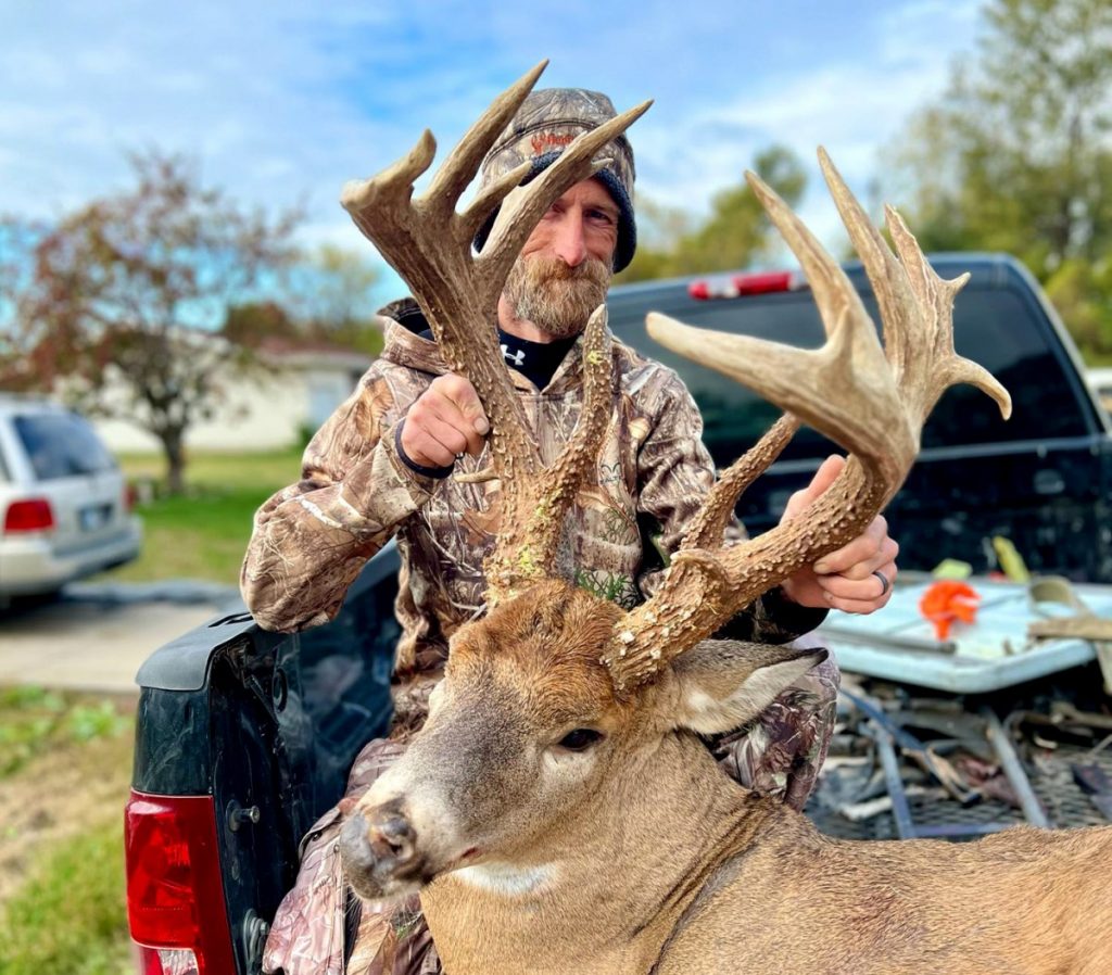 Guide de pêche grognements dans ce haras Kansas Buck à 2 mètres