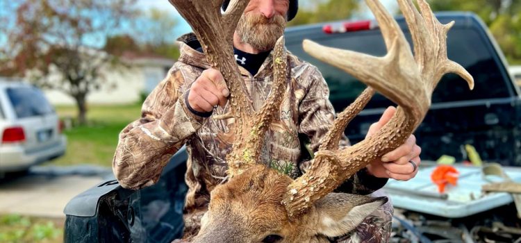 Guide de pêche grognements dans ce haras Kansas Buck à 2 mètres Guide de pêche grognements dans ce haras Kansas Buck à 2 mètres