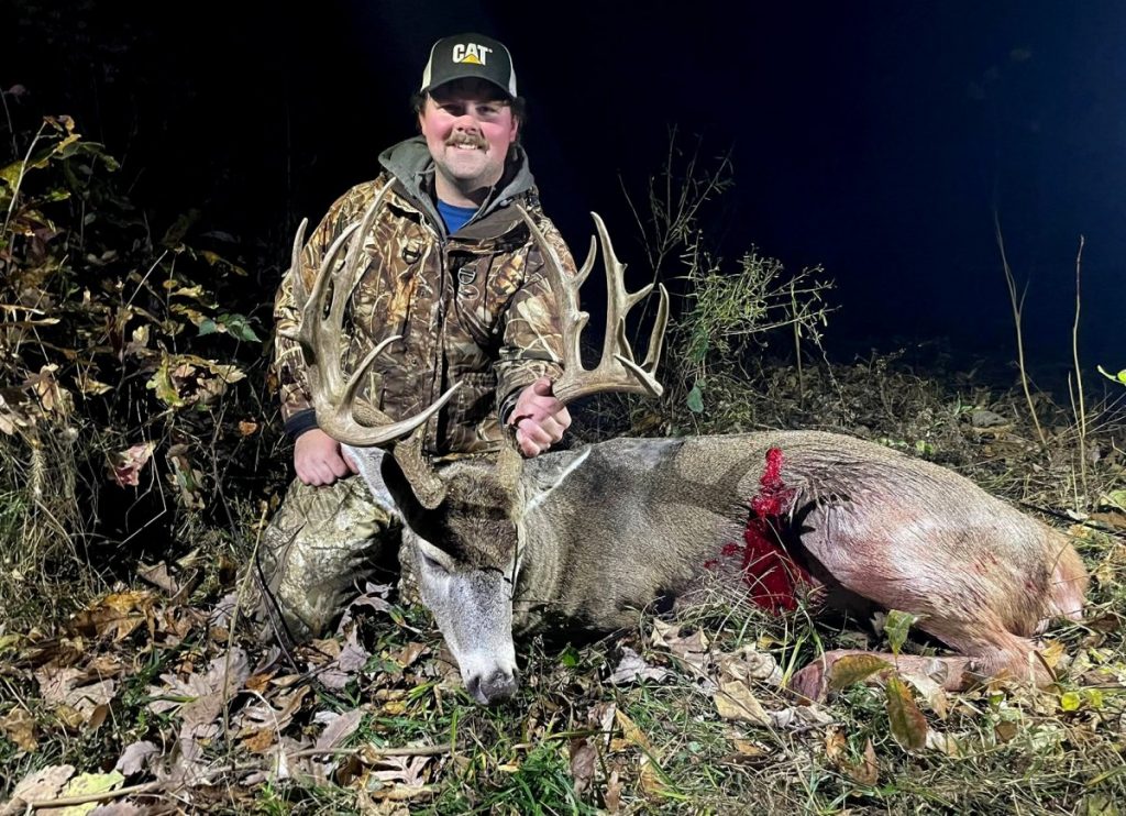 Missouri Bowhunter étiquette un mâle de classe 180 qu'il a surnommé «Texas Red»