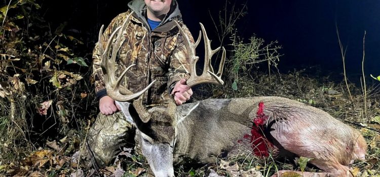 Missouri Bowhunter étiquette un mâle de classe 180 qu’il a surnommé «Texas Red» Missouri Bowhunter étiquette un mâle de classe 180 qu'il a surnommé «Texas Red»