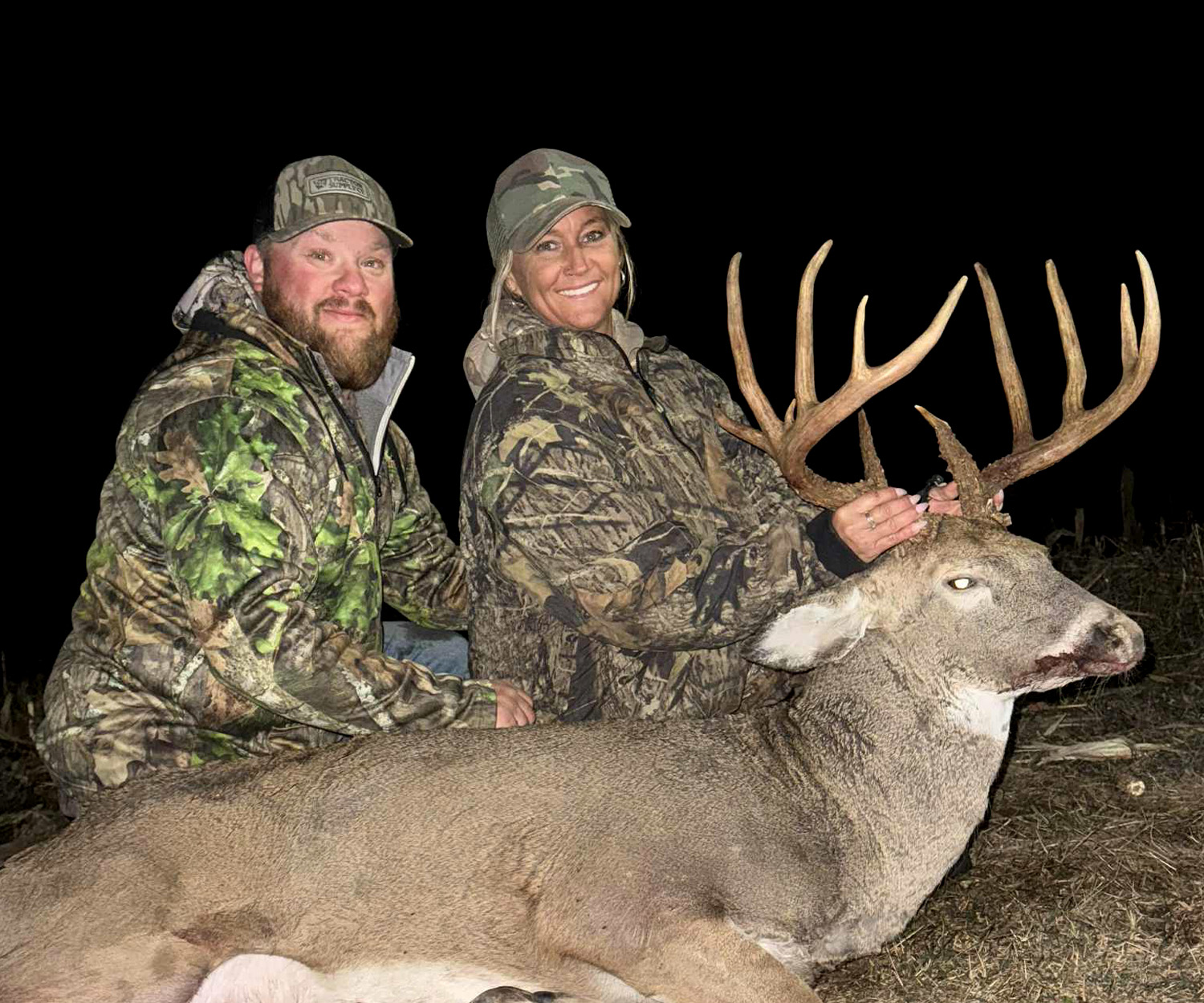 [Titre du site] Indiana Hunter marque un Dandy 12-Pointer, puis transporte le mâle dans un canoë