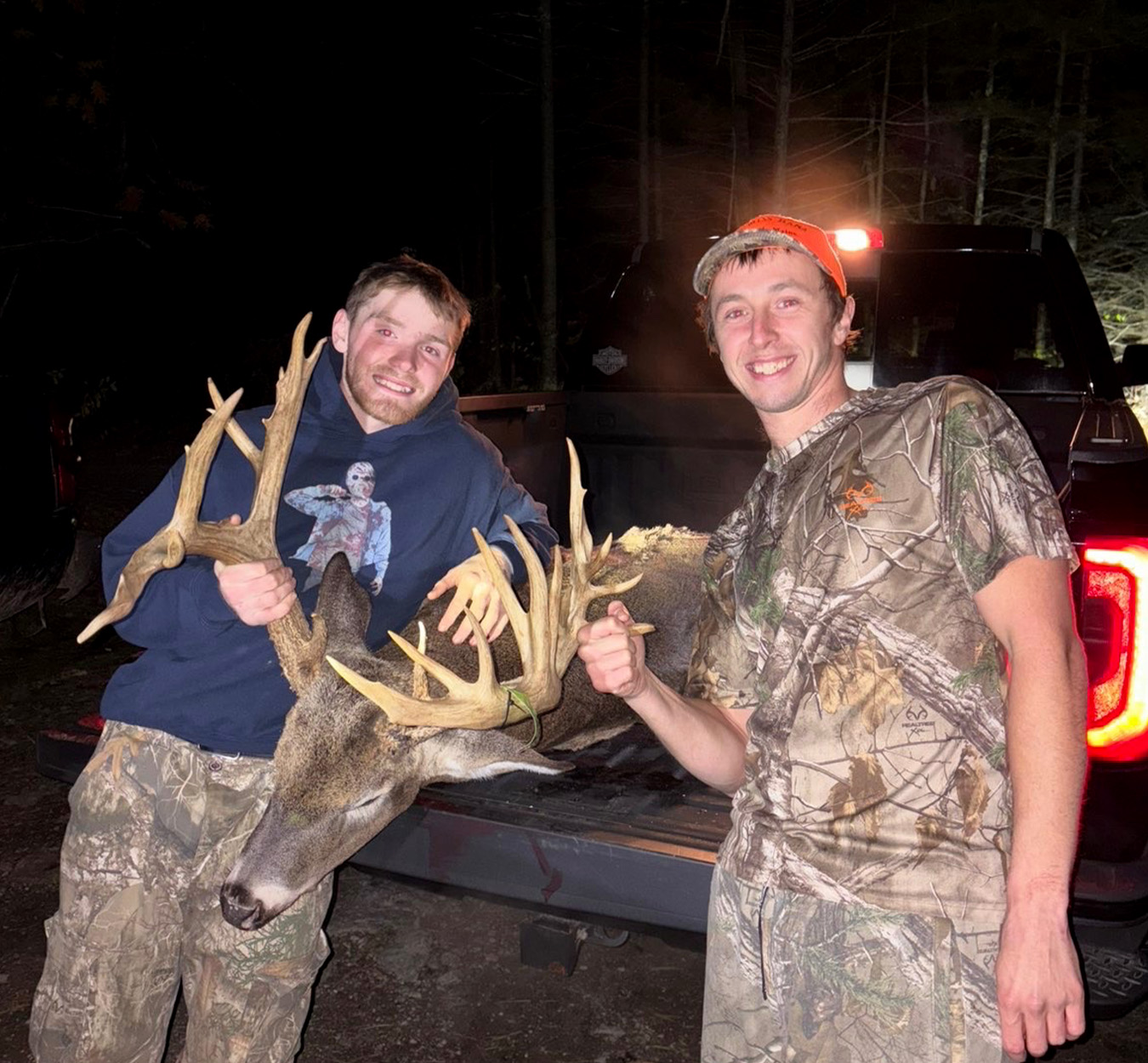 [Titre du site] Un pêcheur du Maine bêle dans un mâle géant des marais alors qu'il chasse au sol, « tout comme mon grand-père le faisait »
