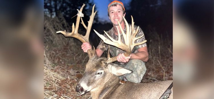 Un pêcheur du Maine bêle dans un mâle géant des marais alors qu’il chasse au sol, « tout comme mon grand-père le faisait » Un pêcheur du Maine bêle dans un mâle géant des marais alors qu'il chasse au sol, « tout comme mon grand-père le faisait »