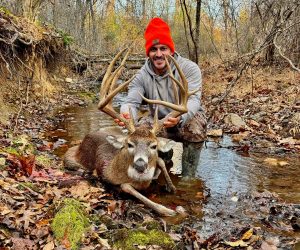 Hunter étiquette un mâle géant à quatre heures de là et rentre chez lui juste à temps pour le dîner de Thanksgiving