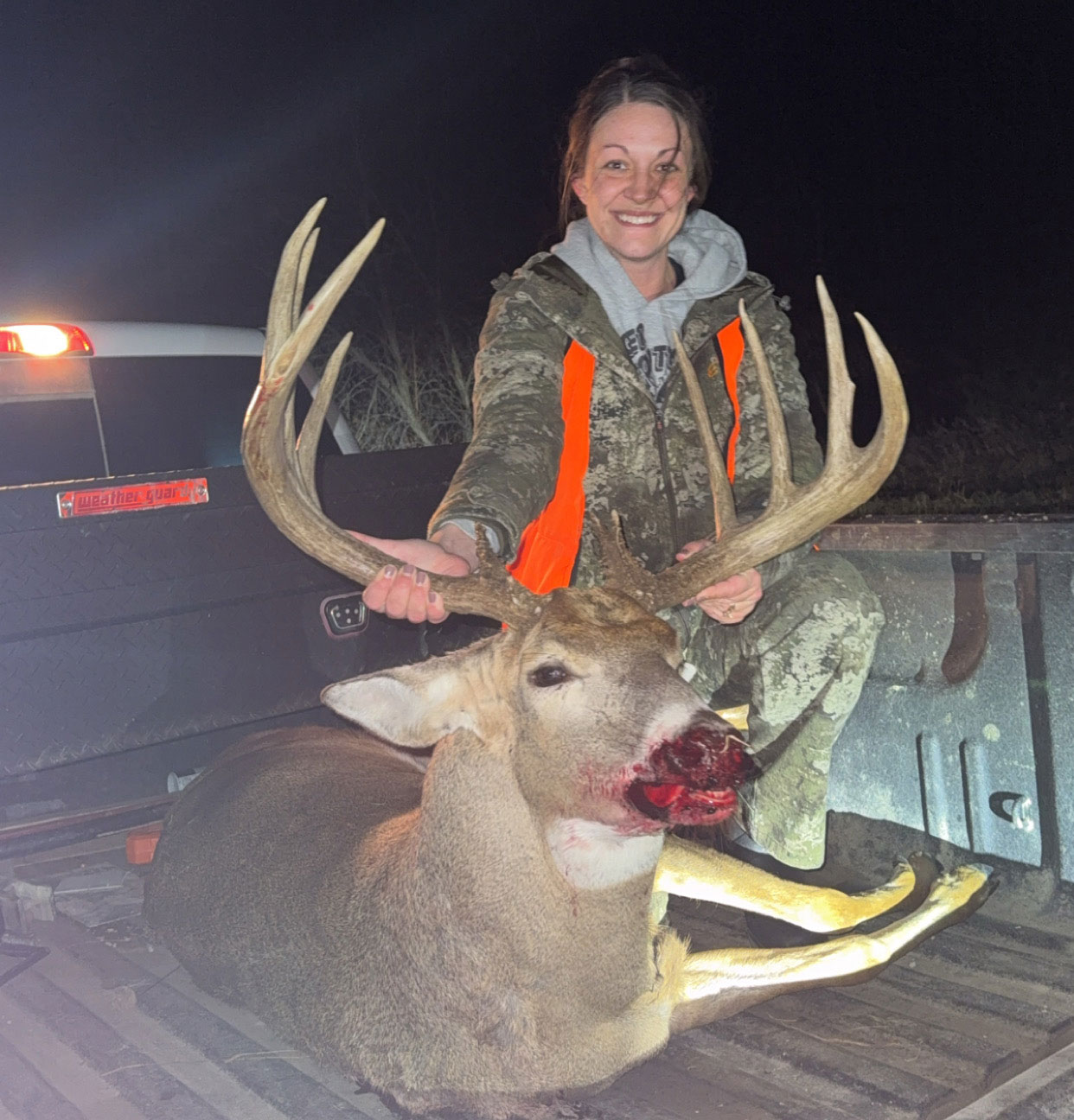 [Titre du site] «J'espère que mon bébé grandira pour devenir un chasseur de cerfs.» Une femme enceinte tire sur un mâle de classe 190 le dernier jour de la saison