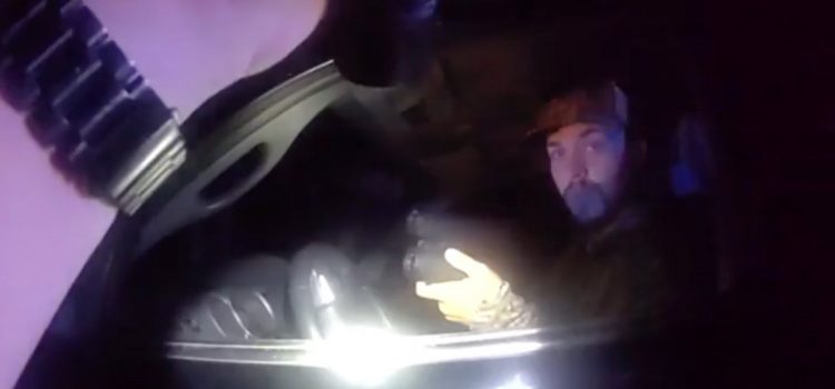 Vidéo : Un chasseur a été arrêté pour avoir mangé un mâle factice lors d'une piqûre de braconnage. Il poursuit maintenant le DNR pour abus de pouvoir
