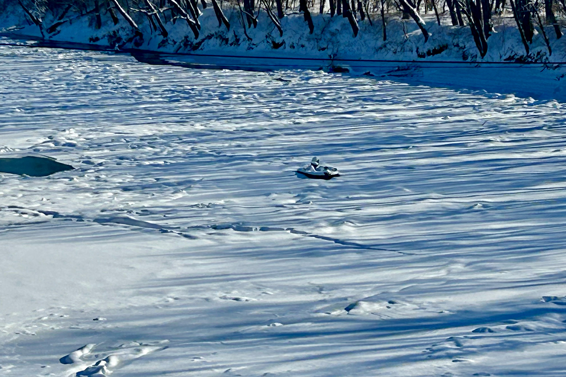 [Titre du site] «Les jeunes se croient invincibles.» Des chasseurs de canards secourus par un hydroglisseur après avoir été piégés dans une rivière gelée