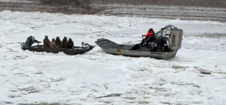 «Les jeunes se croient invincibles.» Des chasseurs de canards secourus par un hydroglisseur après avoir été piégés dans une rivière gelée
