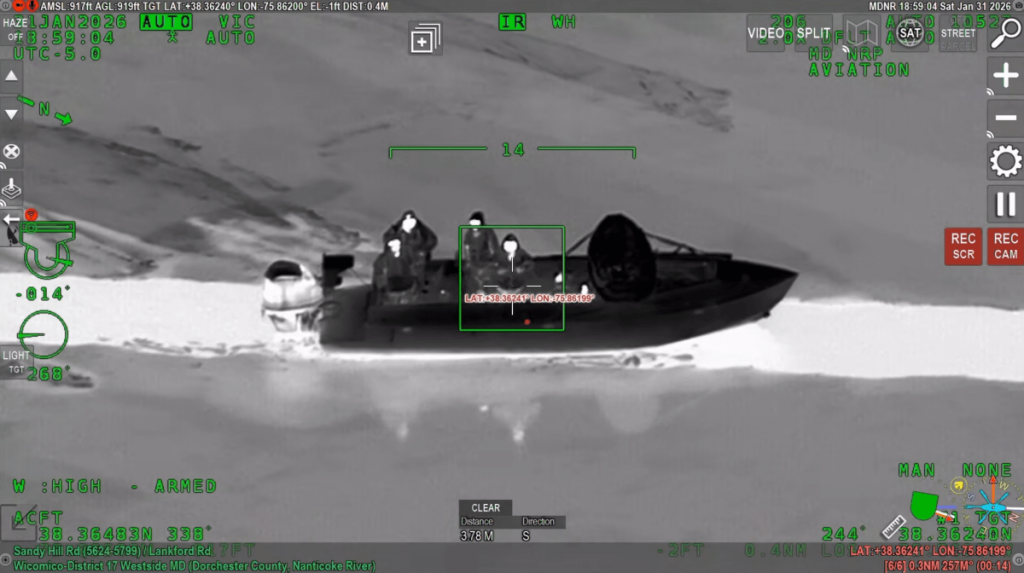 Une vidéo d'hélicoptère montre des agents sauvant des chasseurs de canards coincés dans une rivière gelée