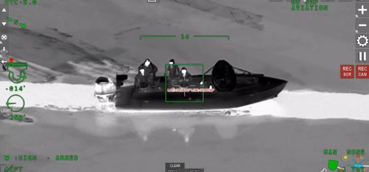 Une vidéo d’hélicoptère montre des agents sauvant des chasseurs de canards coincés dans une rivière gelée Une vidéo d'hélicoptère montre des agents sauvant des chasseurs de canards coincés dans une rivière gelée