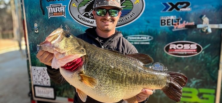 « Comme si j'avais accroché un semi-remorque. » Tournament Angler décroche sa meilleure basse personnelle, même s'il a oublié son filet
