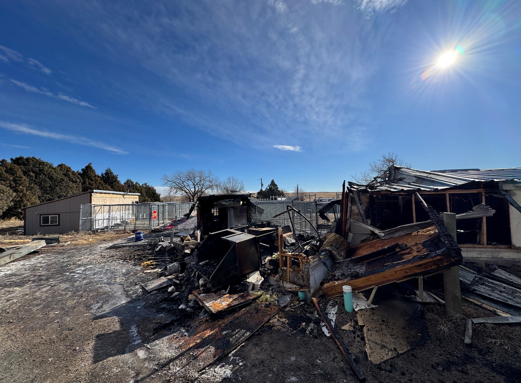 [Titre du site] Guide de réflexion rapide, Des pompiers volontaires sauvent 30 chiens oiseaux d'un chenil en feu
