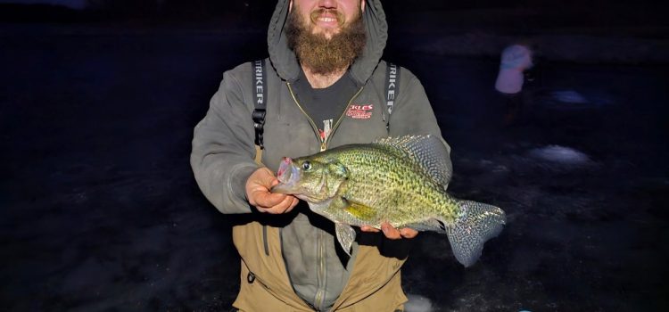 Un pêcheur de l’Iowa saute le Super Bowl pour emmener ses enfants pêcher et finit par attraper une marigane record d’État Un pêcheur de l'Iowa saute le Super Bowl pour emmener ses enfants pêcher et finit par attraper une marigane record d'État