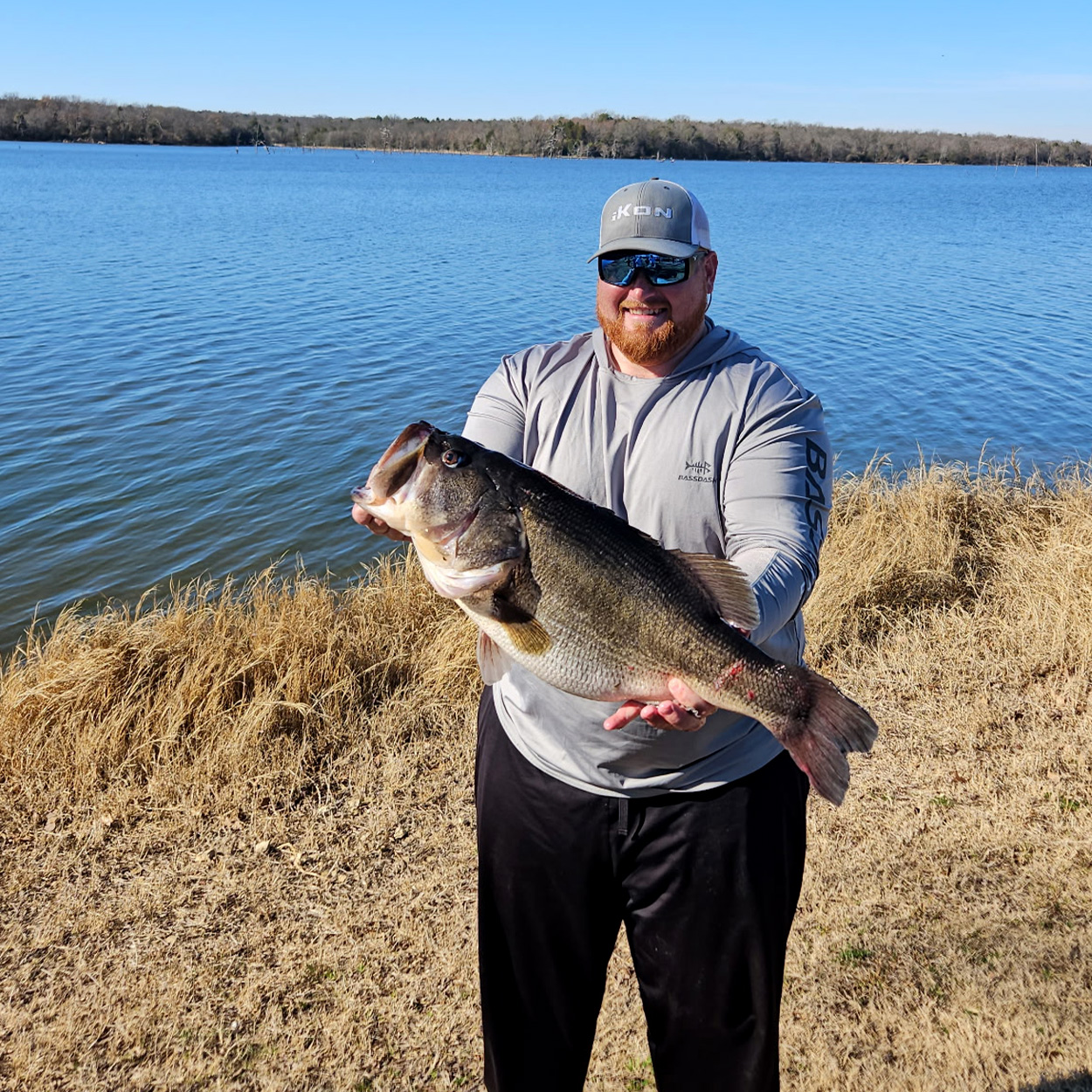 [Titre du site] Un guide attrape une basse monstrueuse de 16 livres tout en donnant à son client une leçon de sonar orienté vers l'avant