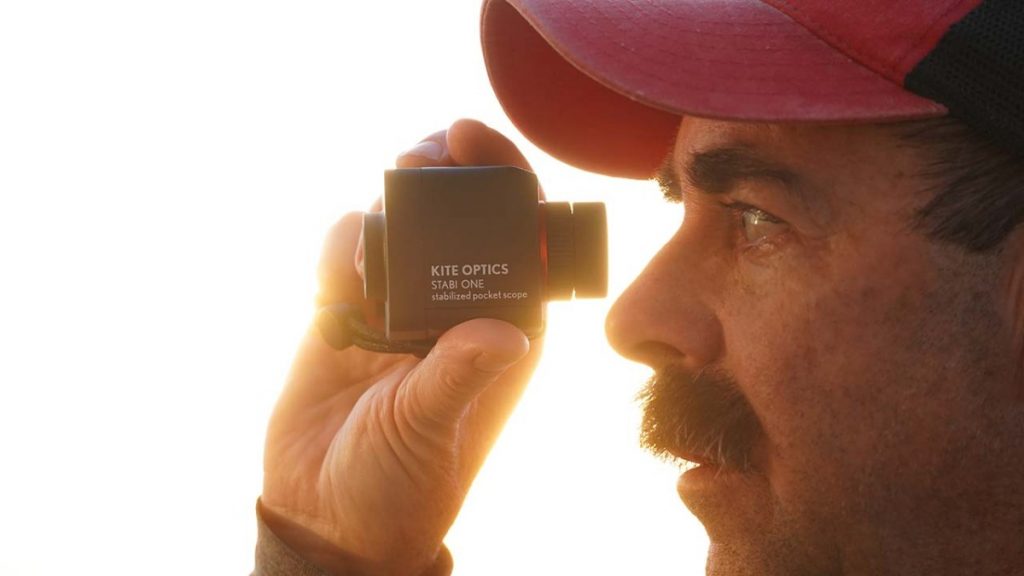 Une lunette d'observation stabilisée de poche