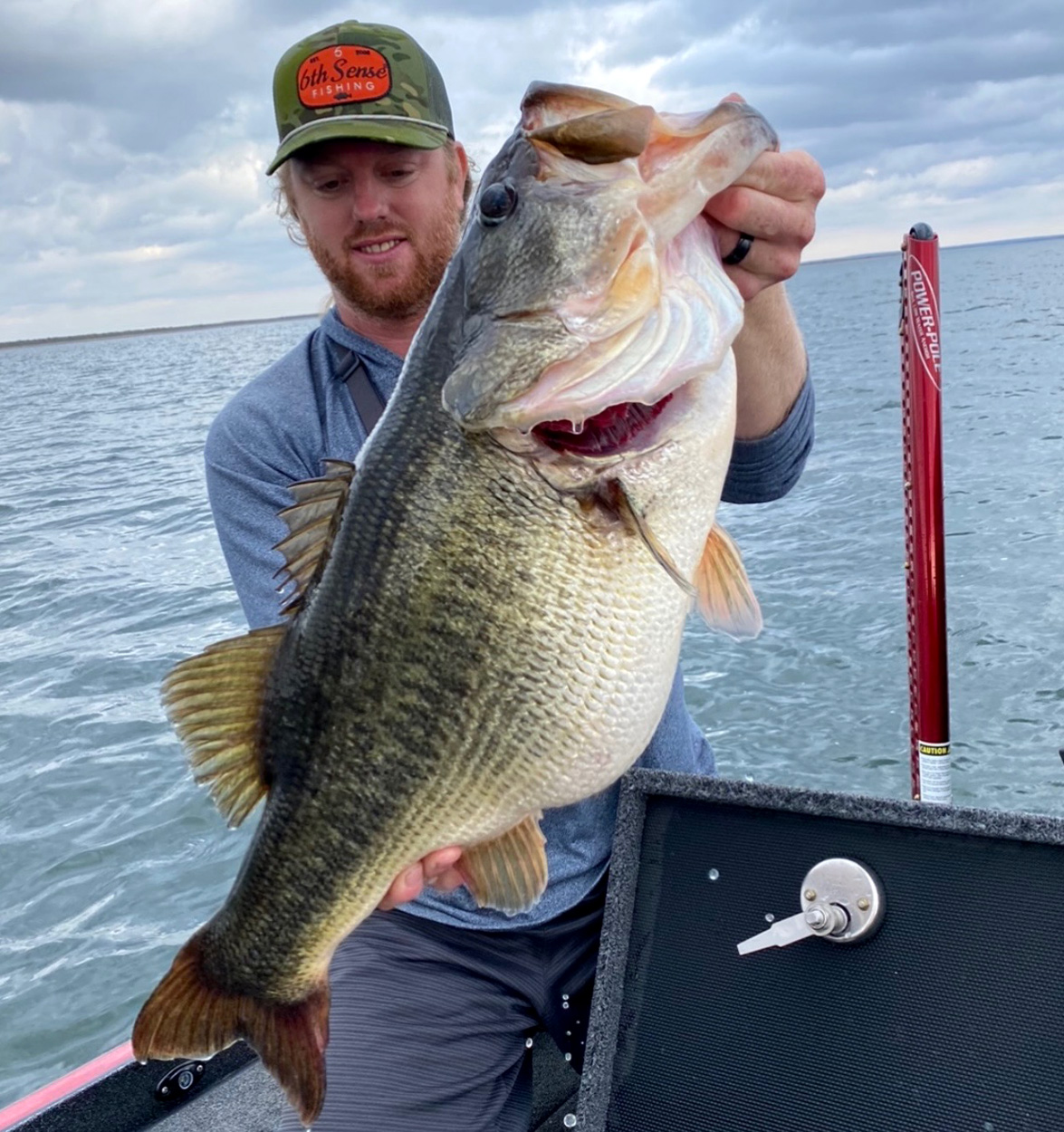 [Titre du site] «Un spot spécial pour les grosses basses.» Ce guide vient d'attraper son 15e 13 livres et plus dans le même lac