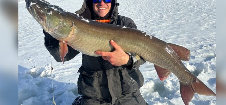 Un pêcheur tire un maskinongé en attente d'un record d'État à travers la glace, réalisant ainsi un rêve d'un an
