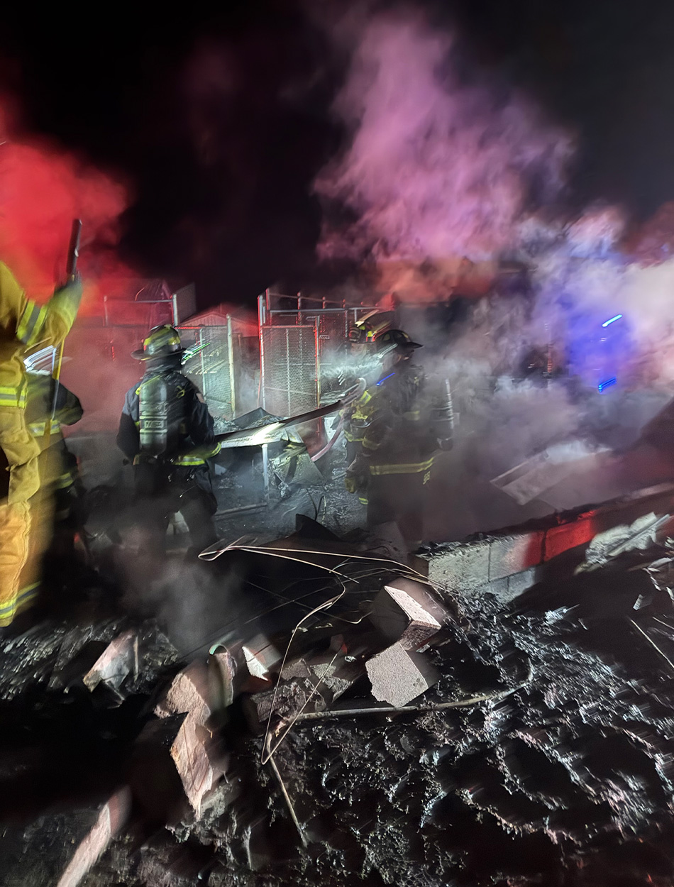 [Titre du site] Guide de réflexion rapide, Des pompiers volontaires sauvent 30 chiens oiseaux d'un chenil en feu