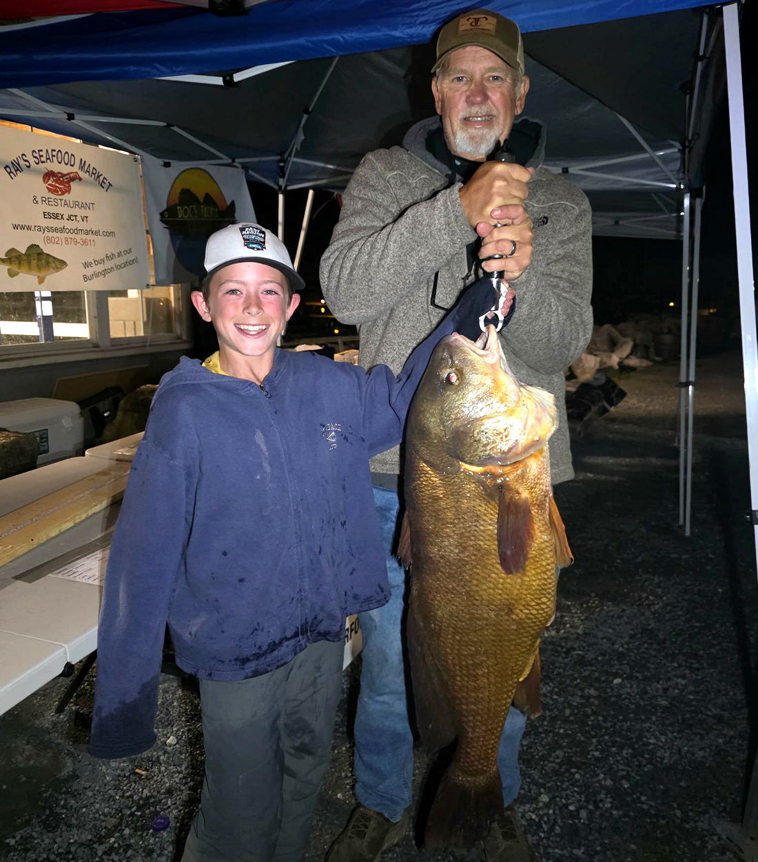 [Titre du site] Un enfant de 10 ans attrape un tambour record d'une valeur de 22 000 $ lors d'un derby de pêche familial