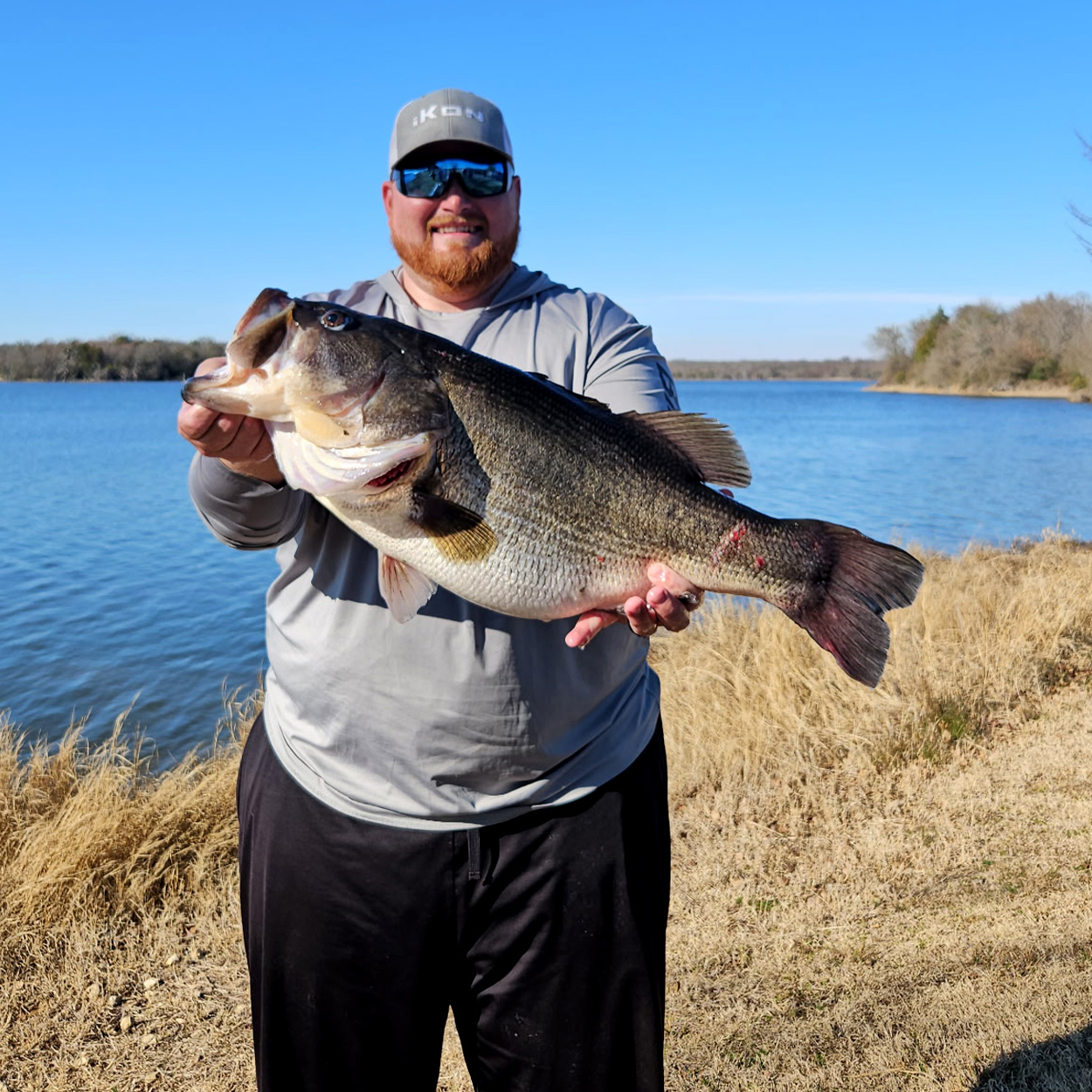 [Titre du site] Un guide attrape une basse monstrueuse de 16 livres tout en donnant à son client une leçon de sonar orienté vers l'avant