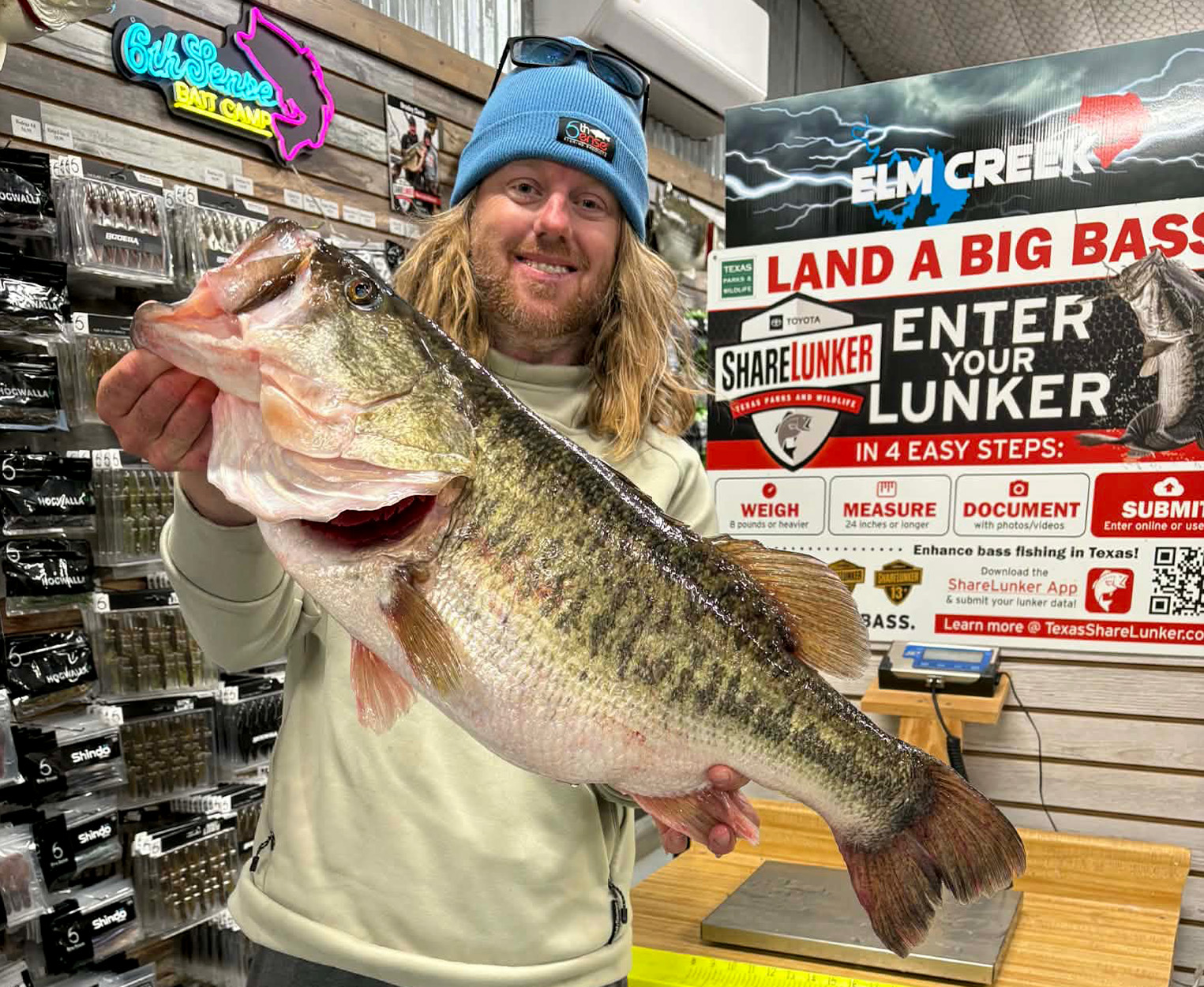 [Titre du site] «Un spot spécial pour les grosses basses.» Ce guide vient d'attraper son 15e 13 livres et plus dans le même lac