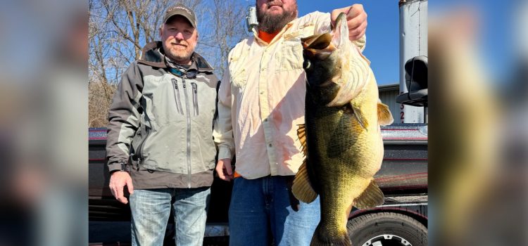 « Dieu lui a envoyé ce poisson. » Un homme du Tennessee attrape une basse en attente d'un record d'État

