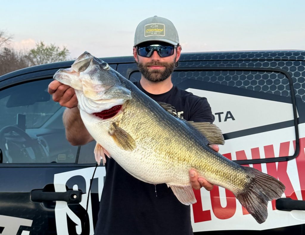 Texas Bass Guide atterrit plusieurs Lunkers, ainsi qu'un grand bouche de 13 livres, lors de son premier voyage dans un nouveau lac