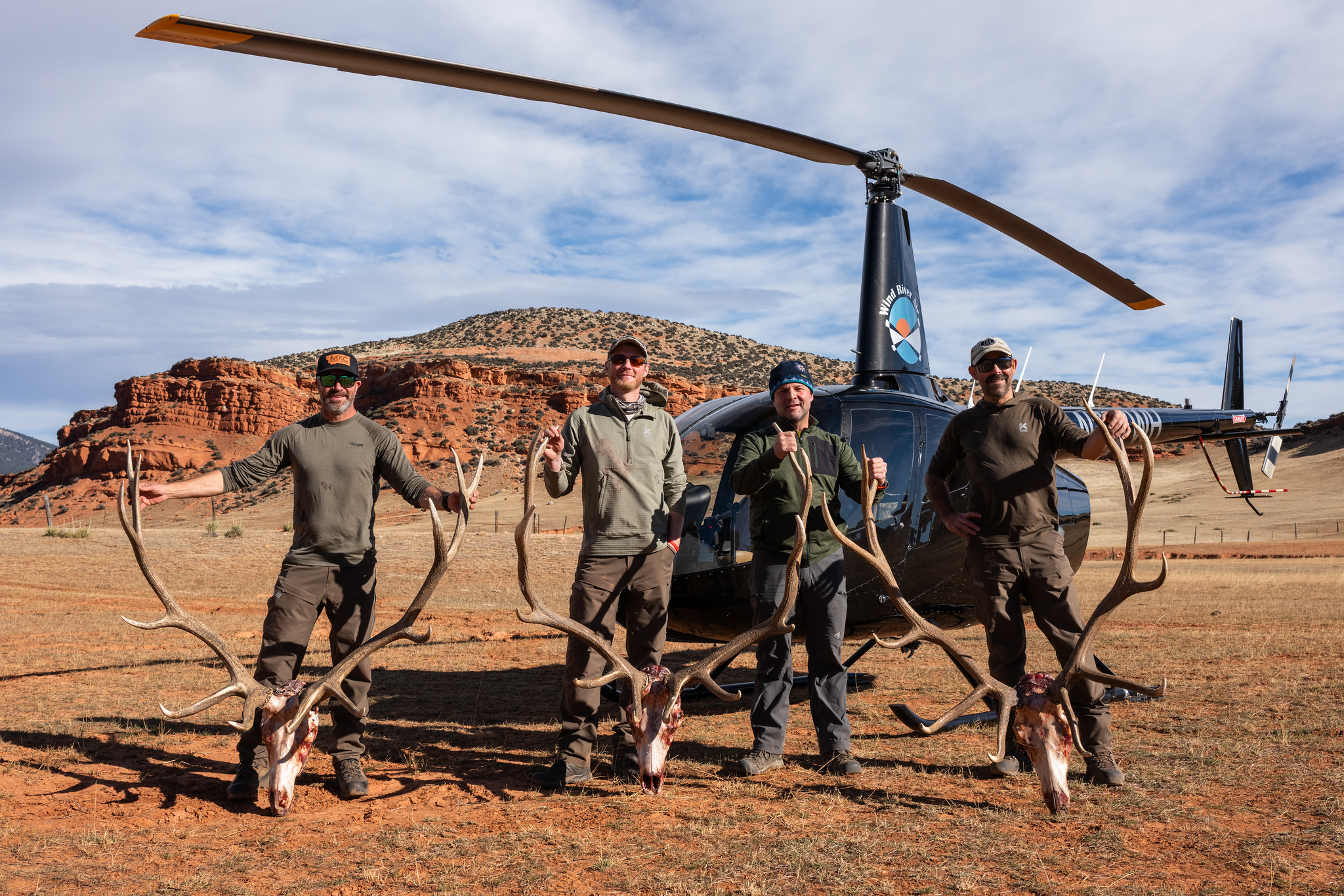 [Titre du site] Vidéo : Nous avons atterri en hélicoptère sur un terrain public enclavé pour une chasse épique au wapiti – puis un éleveur a volé notre taureau