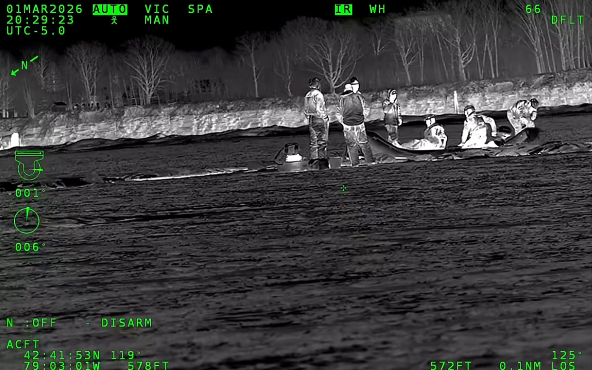 [Titre du site] Des pêcheurs de glace bloqués ont été sauvés à un kilomètre au large après la séparation de la calotte glaciaire du continent