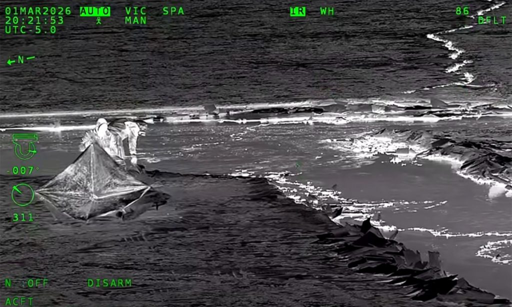 Des pêcheurs de glace bloqués ont été sauvés à un kilomètre au large après la séparation de la calotte glaciaire du continent