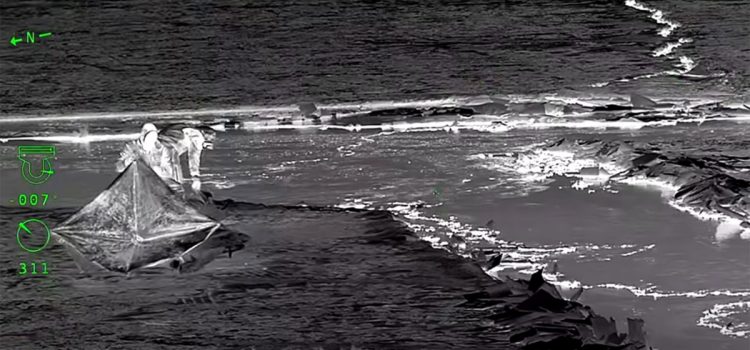 Des pêcheurs de glace bloqués ont été sauvés à un kilomètre au large après la séparation de la calotte glaciaire du continent
