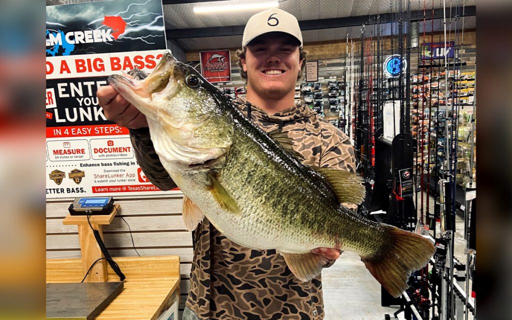 Un jeune guide attrape un Texas Bass géant « avec son nom dessus »