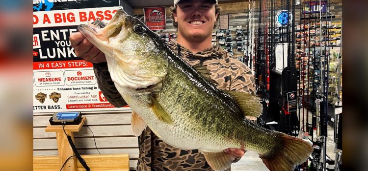 Un jeune guide attrape un Texas Bass géant « avec son nom dessus »
