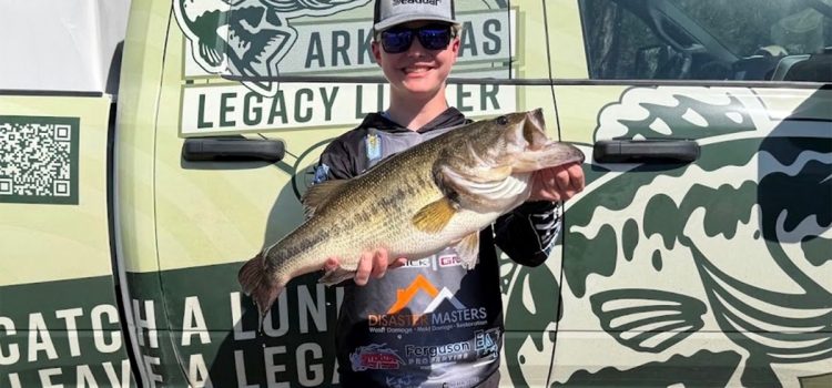 «Je pensais que tout était fini.» Un adolescent remporte un tournoi de basse avec une grande bouche de 10 livres qu’il a accrochée deux fois «Je pensais que tout était fini.» Un adolescent remporte un tournoi de basse avec une grande bouche de 10 livres qu'il a accrochée deux fois