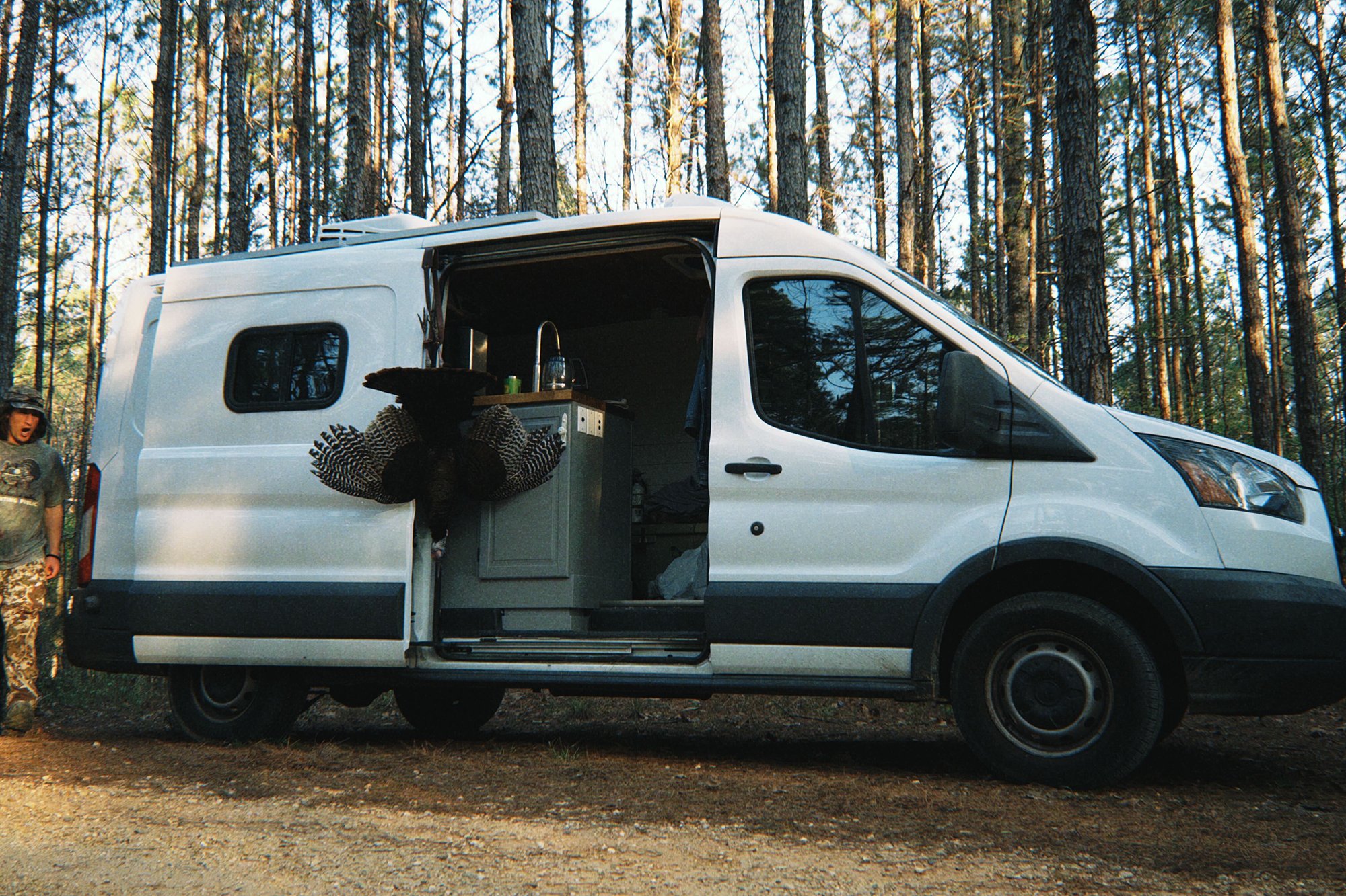 [Titre du site] Vidéo : Je chasse la dinde dans une camionnette pendant 3 mois chaque printemps. Bienvenue au Turkey Van Tour