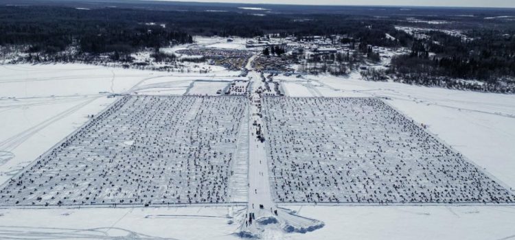 Un pêcheur sur glace a été expulsé d'un tournoi canadien de doré jaune suite à des accusations de tricherie. Il y avait 100 000 $ en jeu
