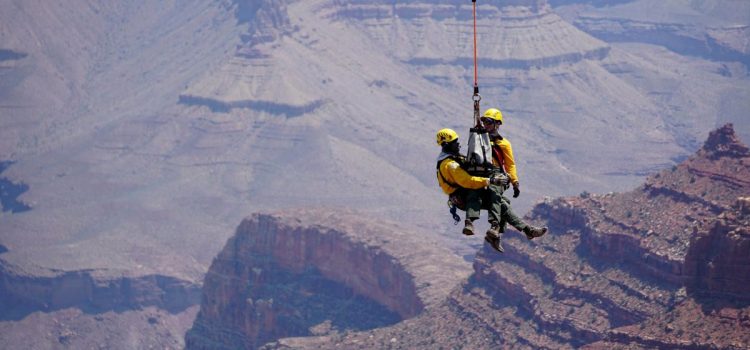 Regarder : Des images de sauvetage épiques montrent un randonneur suspendu à un hélicoptère au-dessus du Grand Canyon

