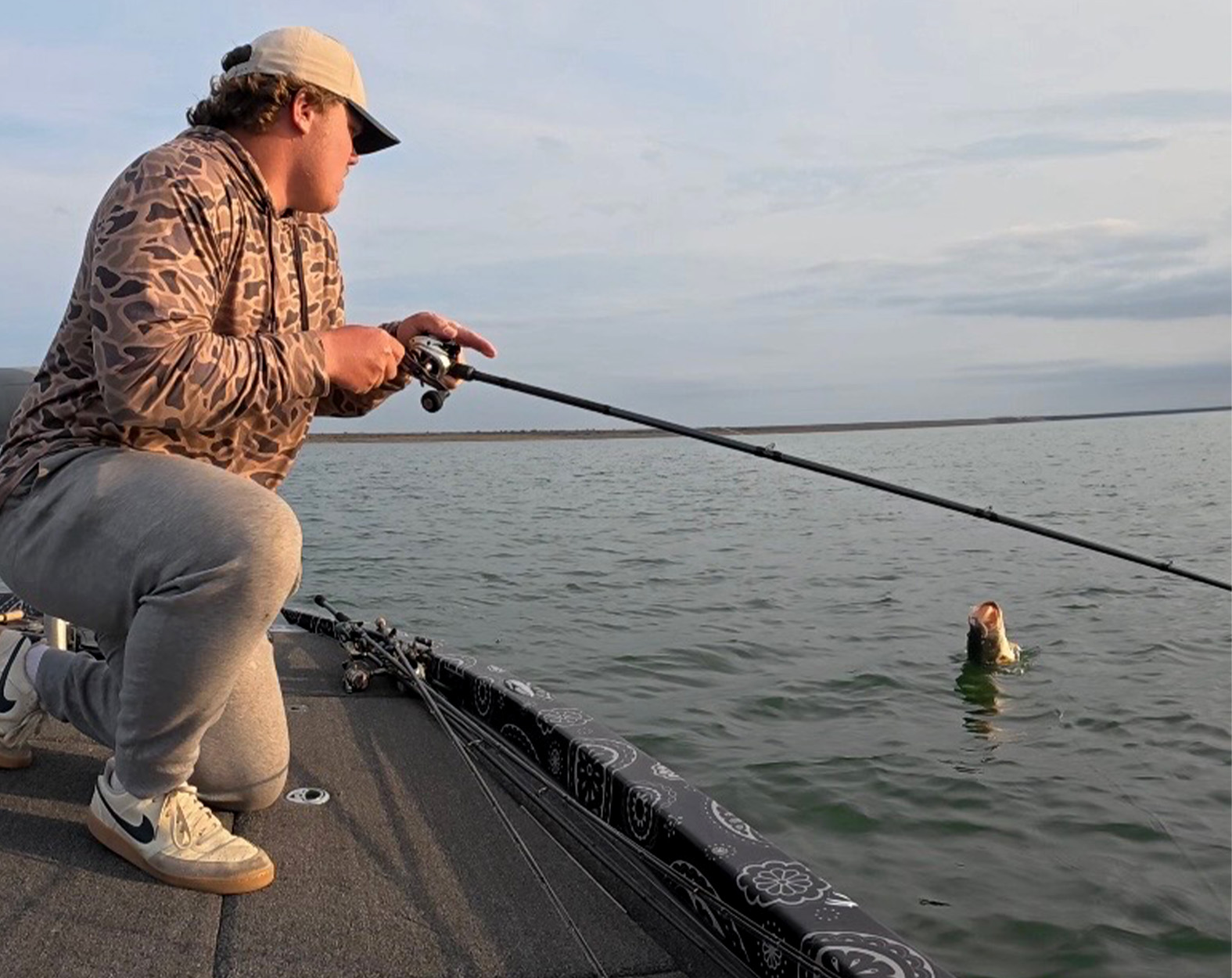 [Titre du site] Un jeune guide attrape un Texas Bass géant « avec son nom dessus »